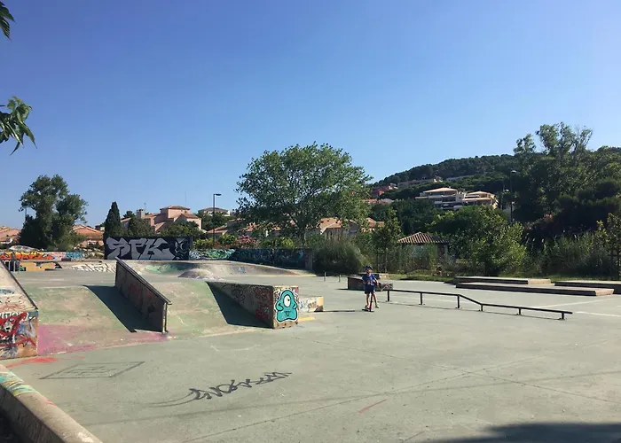 2 Pièces Avec Parking Et Animaux Admis à - Fr-1-338-136 Sète