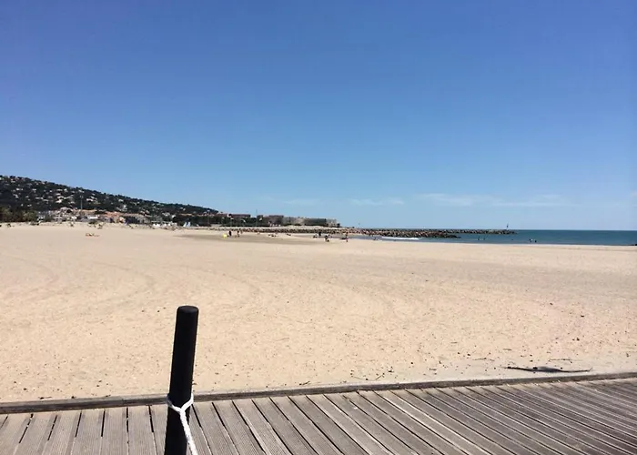 2 Pièces Avec Parking Et Animaux Admis à - Fr-1-338-136 * Sète